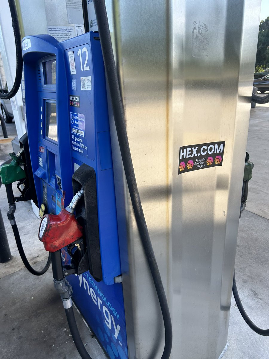 Even better marketing than my Hex.com fuel pump? Yeah…. I guess it is 🥲 lol Thanks to @EcoBuildr this is a common sight to behold at a SoFlo petrol stops though 😎⛽️ #TreasureCoast