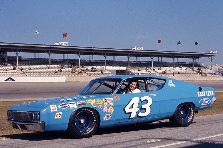 «Richard Petty switched to Ford for 1969 with the No. 43 Torino Cobra seen here in bright blue at Daytona International Speedway»
#RichardPetty #NASCAR #Racing #Motorizm