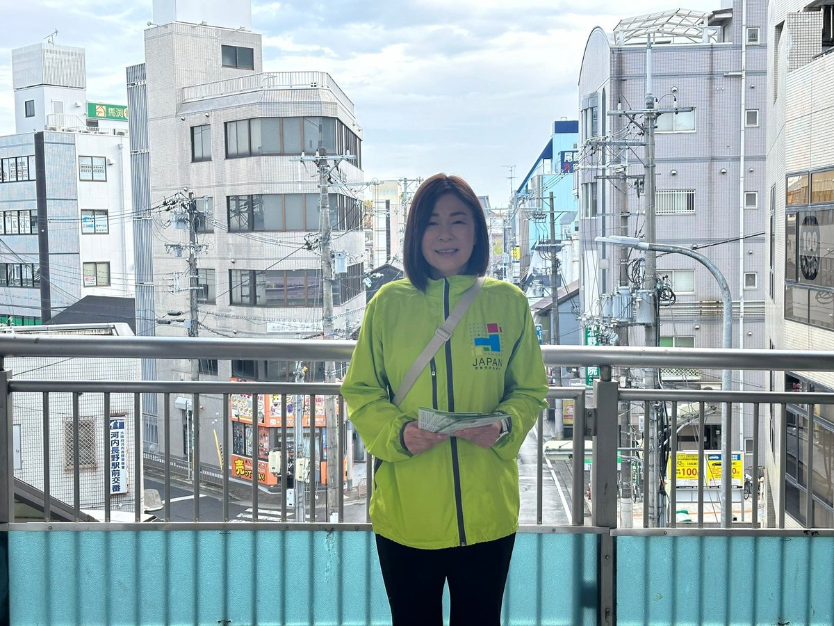 hashigami_k's tweet photo. おはようございます☀
今朝は南海近鉄河内長野駅にて賑やかにご挨拶。
多くの方々に機関紙を受け取っていただきました！
ありがとうございます！

今日も元気で行ってらっしゃいませ！
#河内長野LOVE
#林ふみたか
#大阪維新の会
#日本維新の会 https://t.co/nfhO2itwoG