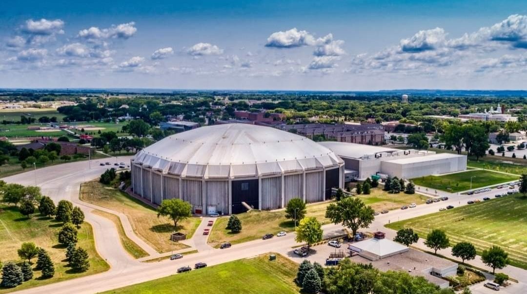 Stadium of the Night 🌚 🏟️ DakotaDome ✔️ Capacity 9,100 📍 Vermillion, South Dakota Home of @SDCoyotesFB