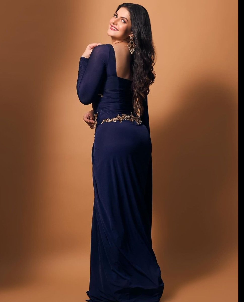 Ops her outfit 💥

#ZareenKhan 🔥🔥
#BoldandBeautiful #bollywoodactress #Bollywoodbeauty @filmfare