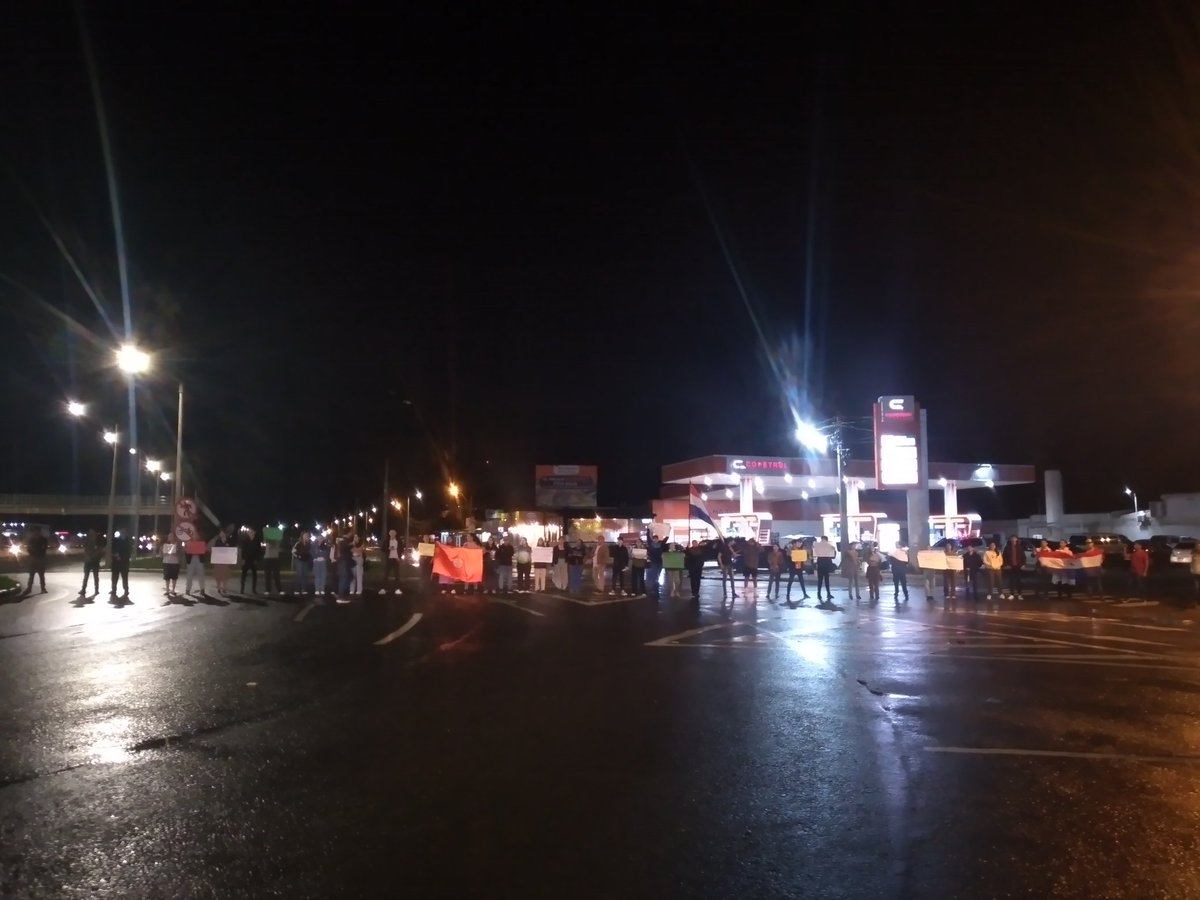 AHORA | Estudiantes de las filiales de Economía, Filosofía y Derecho UNA y de la UNCA cierran la Ruta 2 en Caaguazú en defensa del Arancel Cero.