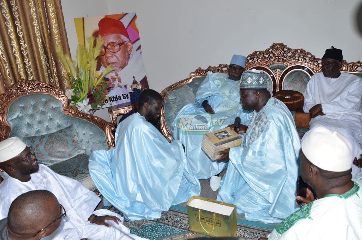 MamadouIbnAbdal's tweet photo. Cadeaux de Serigne Babacar Sy Mansour , khalife générale des Tidianes au président Diomaye Faye 

- exemplaire du coran  , habillé du tissu de la ka’aba

- tapis de prière qu’il a reçu au mausolée du prophète Muhammad

- parfum Oud pour ses nafilas et zikr

- Le Diiwan de  Maodo https://t.co/nPFRUkylQn