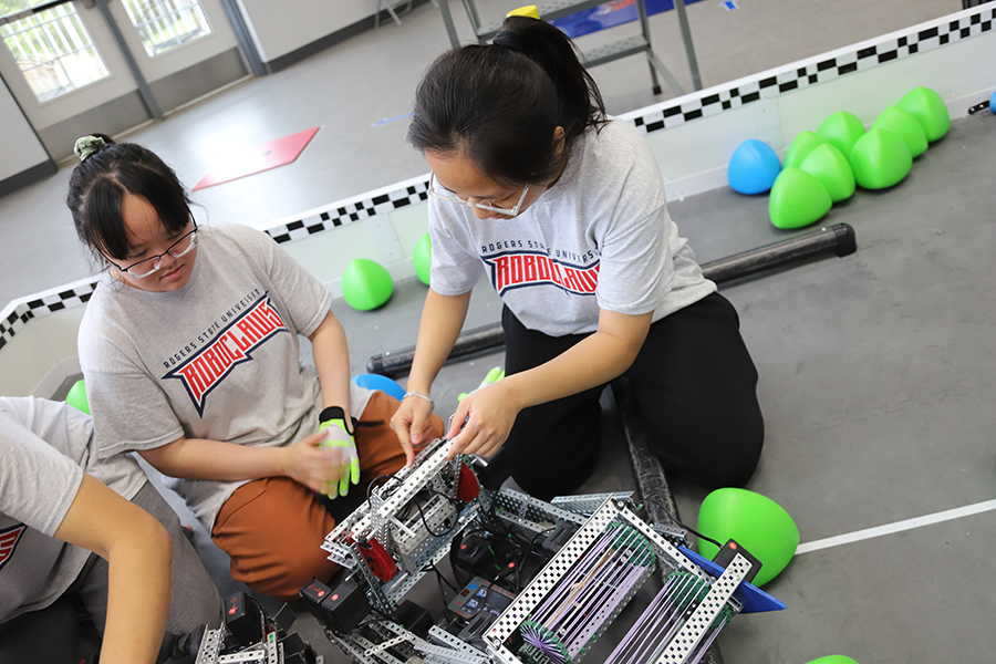RogersStateU's tweet photo. #RSU’s robotics team has been selected as the only university team from Oklahoma to compete at the largest robotics competition in the world, the VEX Robotics World Championship.
https://t.co/uydAVHRNa5
#robotics #technology #techdegrees #stem #vexrobotics #rogersstate #gotoRSU https://t.co/gNoAROsNSh