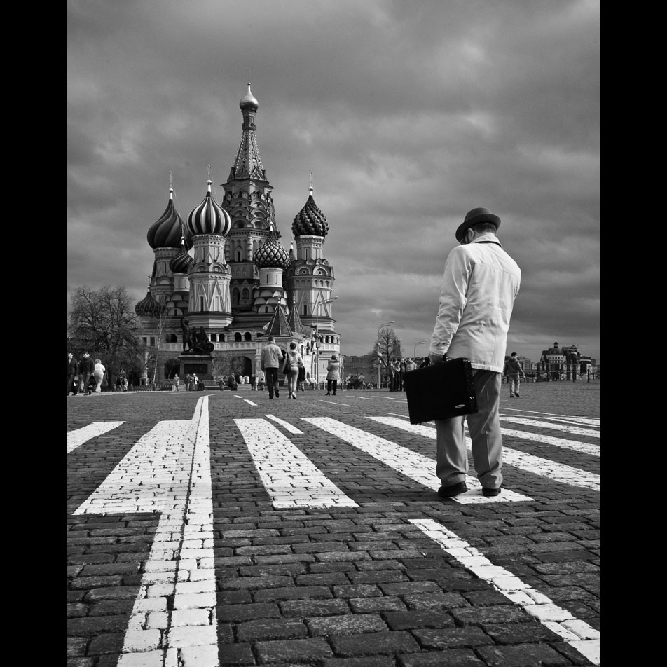 Looking back to Red Square Moscow  on this day exactly 15 years ago.  Before the beginning of my photo every day project..
#BlackAndWhite #BNW #Photo #Monochrome #DailyPhoto
#moscow #redsquare #stbasils #oniondome #russia