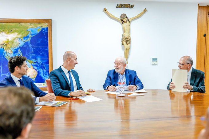 Presidente Lula ao lado do  CEO do Mercado Livre no Brasil, Fernando Yunes, ministros de estado e representantes da empresa.