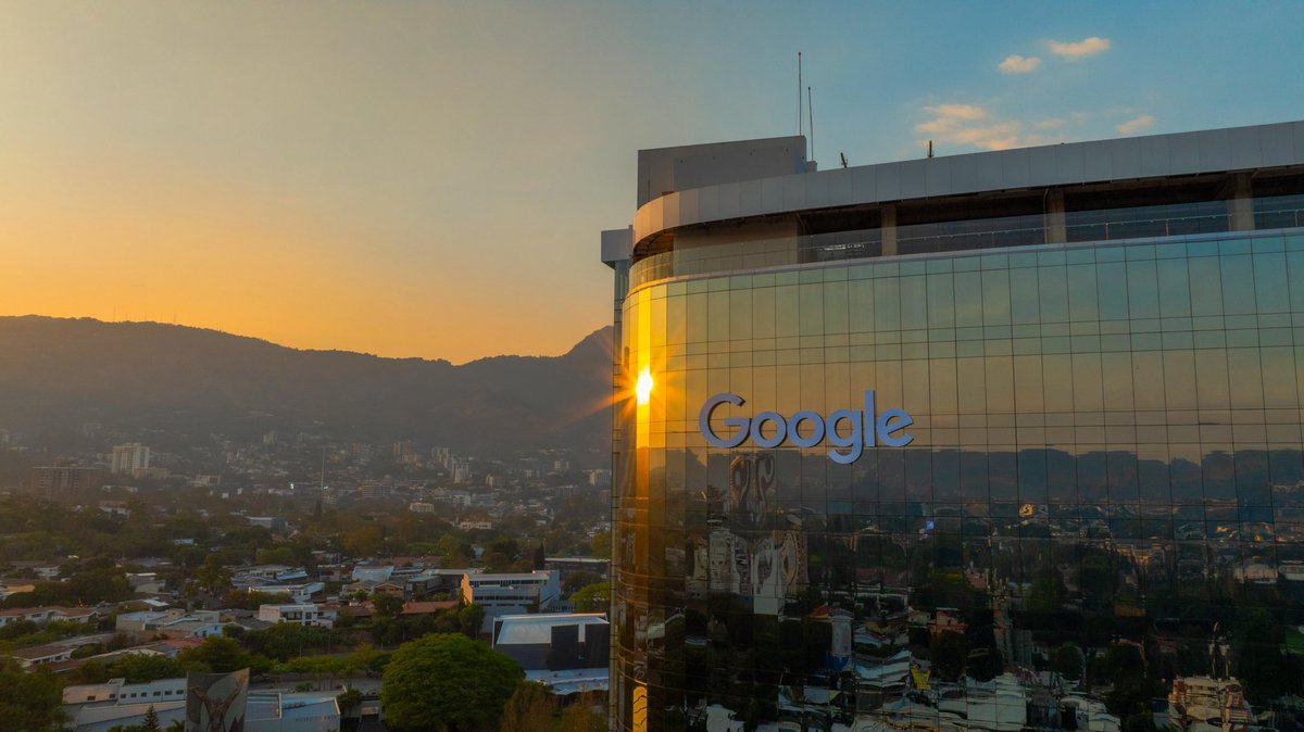 Esta tarde, el Presidente Electo @nayibbukele se encuentra inaugurando las nuevas oficinas de @Google en El Salvador. 🇸🇻