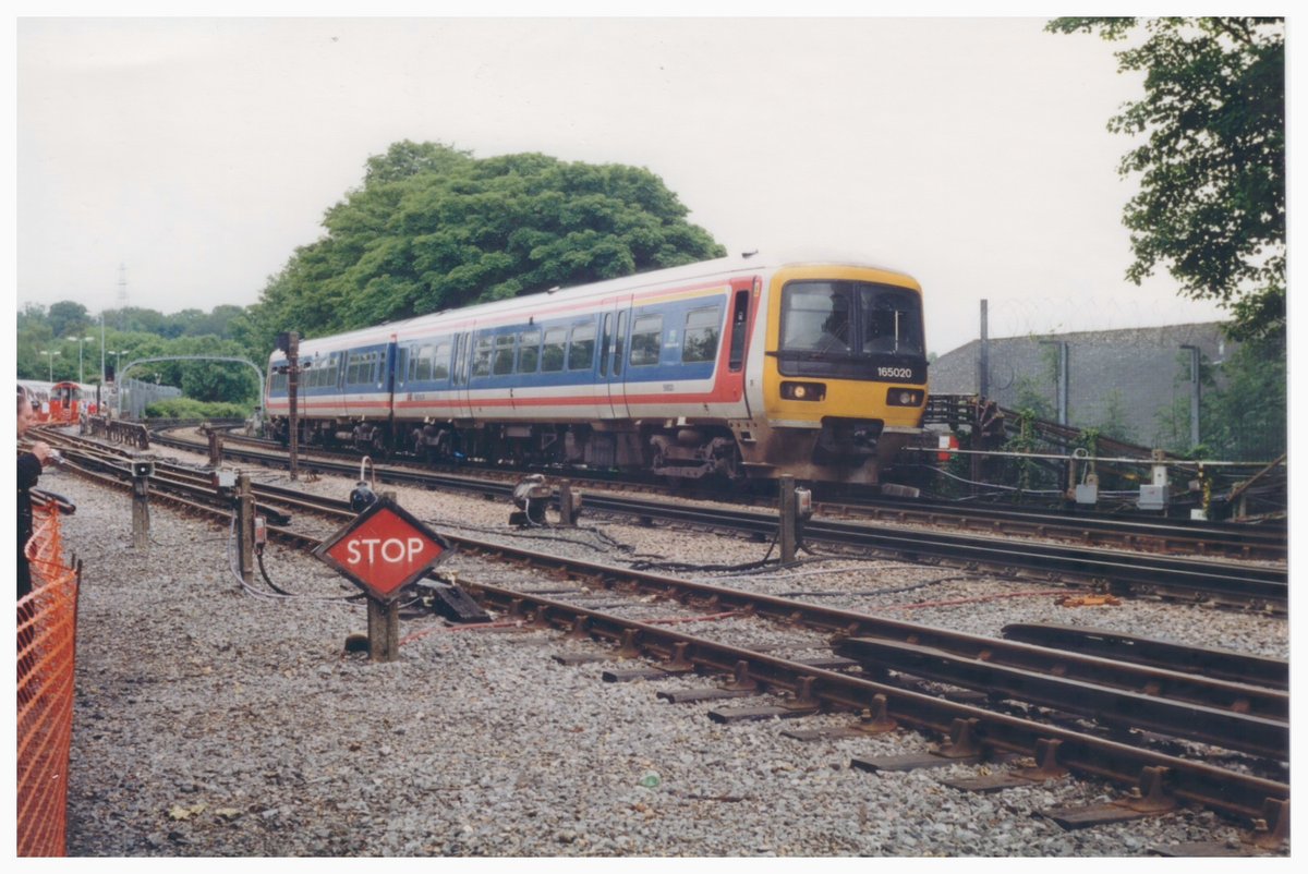 165 020 at Rickmansworth at 14.33 on 31st May 1999. @networkrail #DailyPick #Archive @chilternrailway