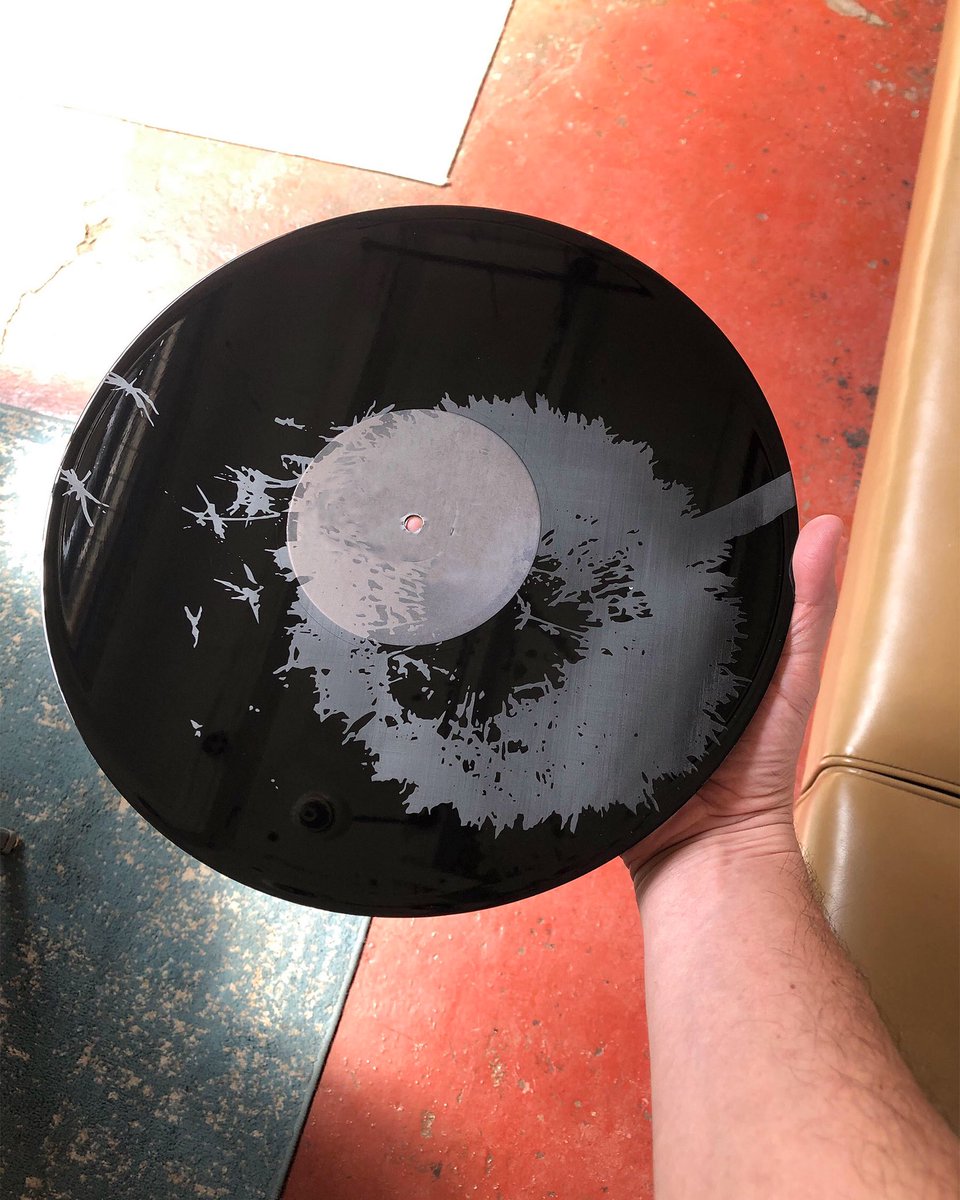 Spring has sprung! Check out this stunning Dandelion etching on a recent 1-sided LP we pressed! Got an etching idea for your next project, get in touch - we can do it all!!

#diyvinyl #diyvinylpressing #chicagovinyl #chicagopressingplant #pressedwithloveinchicago #smashedplastic