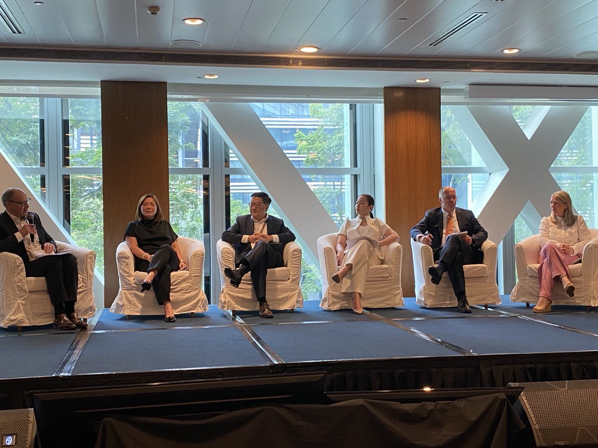 NorwayAmbSG's tweet photo. Full house at Singapore Norway Maritime Business Forum with Min Chee, SecGen Dominguez ⁦⁦@IMOSecGen⁩ &amp; Dep Min Sagebakken ⁦@NFdep⁩ &amp; many business leaders. Expert panel on how to succed and do more together on decarbonization, talent recruitment &amp; gender equality. https://t.co/LX30GLpUQF