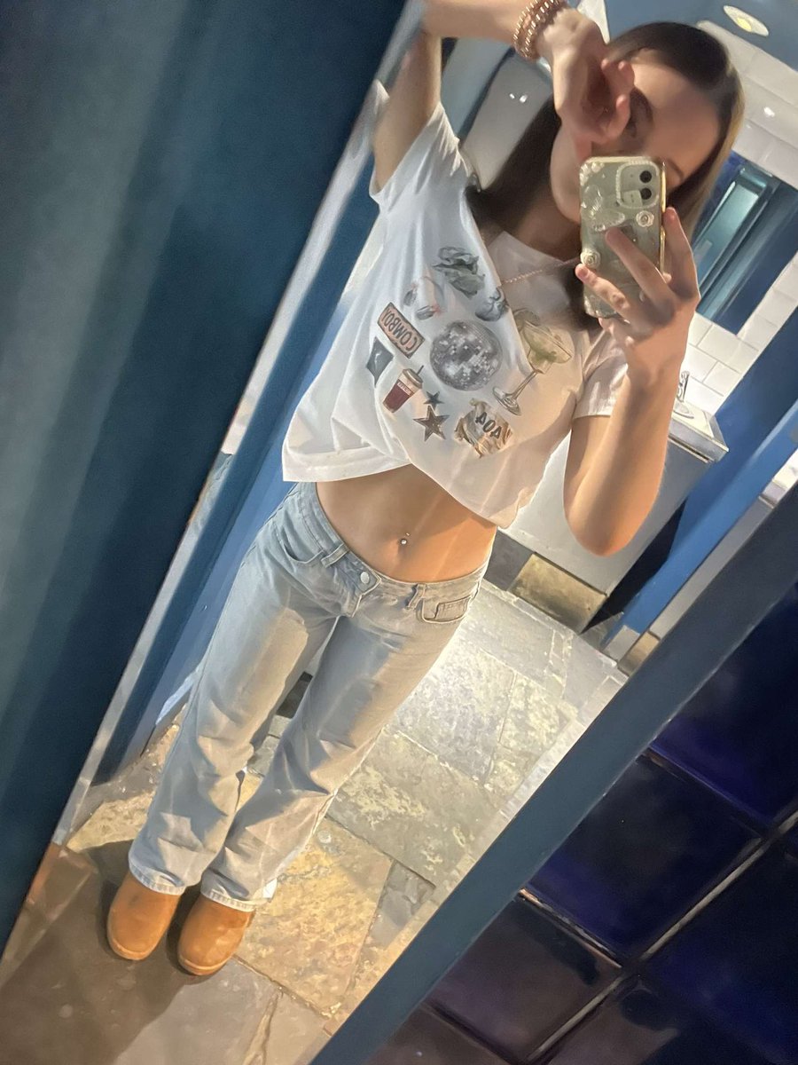 chlorexic's tweet photo. I liked my outfit today https://t.co/K2I9PX0M1w