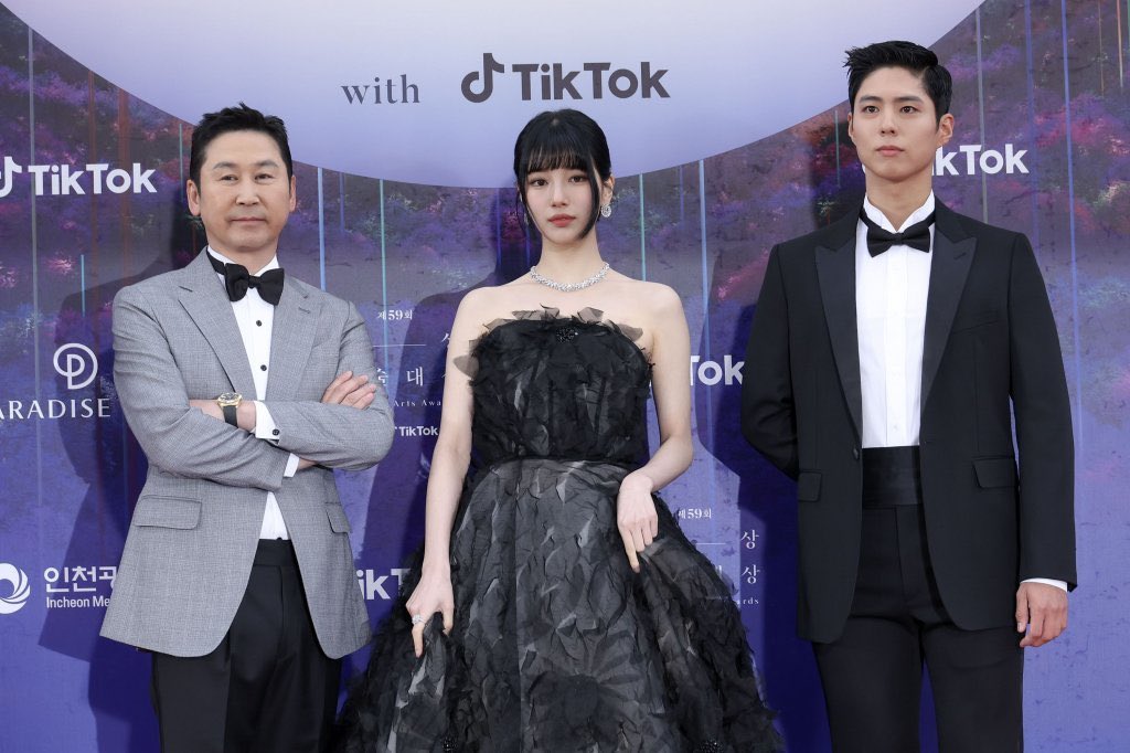 📰 | ─ Mais um ano deles juntos! #ParkBoGum, #Suzy & #ShinDongYup serão anfitriões no 60th Baeksang Arts Awards.

“Os três MCs juntos somam 25 anos de experiência no Baeksang, com uma química atual na qual eles podem se comunicar através dos olhares.”