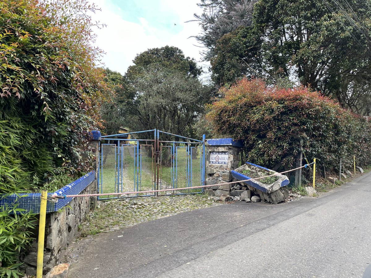 santivy's tweet photo. @MovilidadEnv solicitamos control de propietarios que se apoderan de espacio vial en sector La Acuarela Alto de las Palmas. Instalan postes, cadenas y rocas de gran tamaño en la via. https://t.co/LJuOEL9iH7