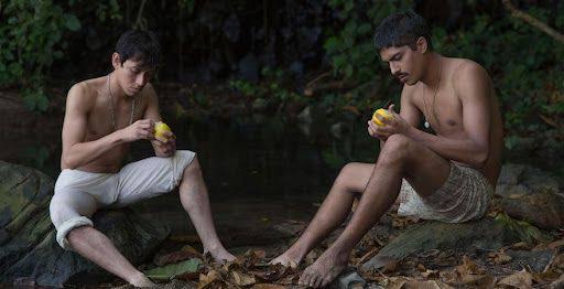 🎦| Les recomiendo 10 películas LGBT que NO son lo mismo de siempre.

1. SUEÑO EN OTRO IDIOMA (2017): Un lingüista llega a un pueblo para estudiar el zikril, ya que sólo quedan dos hablantes nativos con vida. Pero, estos dos hombres llevan cincuenta años sin dirigirse la palabra.