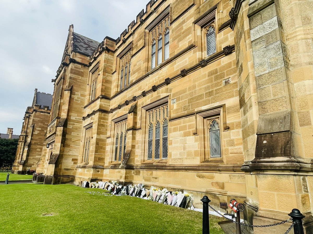 Flowers at the quadrangle in memory of the @Sydney_Uni student who was a victim of the senseless attack over the weekend, and all other victims. 💔May you be blessed with peace. @USydneyEcon