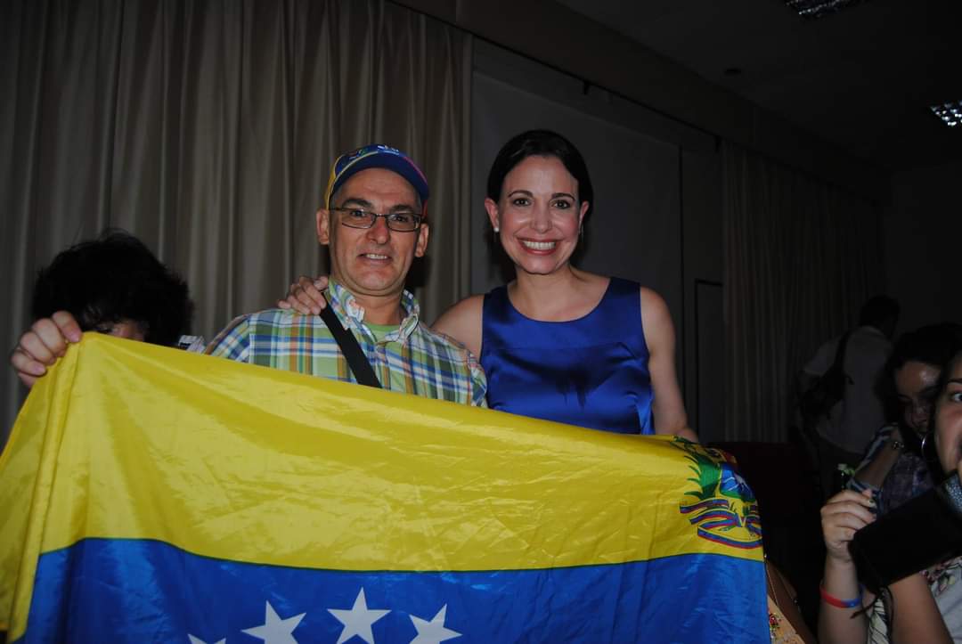 manuelmadrid_'s tweet photo. Mas allá de las ideologias están los valores y el respeto a las instituciones, @MariaCorinaYA ganó unas primarias y ese resultado la convierte en la representante institucional de la oposición para las elecciones, cualquier intento de socavar la voluntad del pueblo es un golpe. https://t.co/LlWxWHgDqG