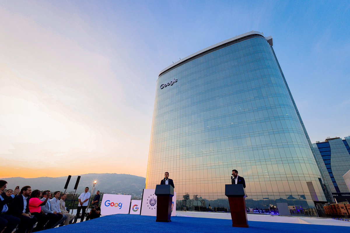PresidenciaSV's tweet photo. “Hoy estamos logrando un hito para nosotros porque estamos abriendo las oficinas de @Google aquí en El Salvador. Presidente, cuente con nosotros para continuar nuestras relaciones a largo plazo”, presidente de @GoogleCloud_LA, Eduardo López. https://t.co/ox82exyWX9
