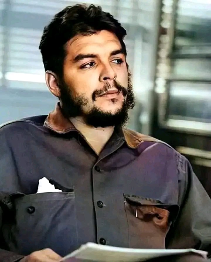 Ejemplo de hombre honesto y cabal, Ernesto Guevara, nuestro Che, vivirá por siempre en cada rincón del mundo dónde se cometa una injusticia. #CheVive #TenemosMemoria