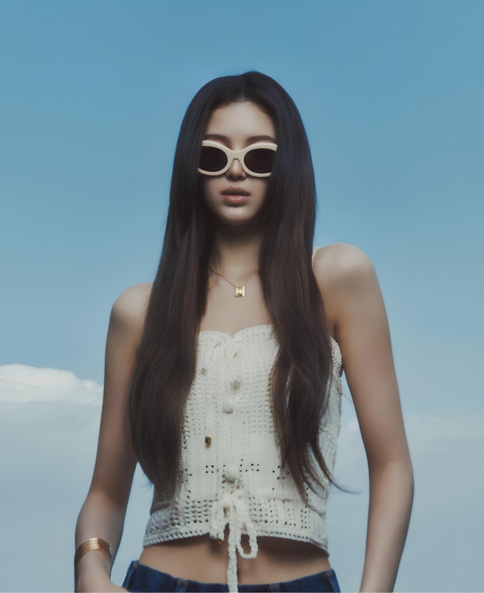 A girl with a dreamy atmosphere wearing sunglasses 😎 

Will be released today 🔜

[May issue of magazine - MarieClaire Korea]

#CELINEXDANIELLE
#뉴진스 #NewJeans
#다니엘 #Danielle #ダニエル