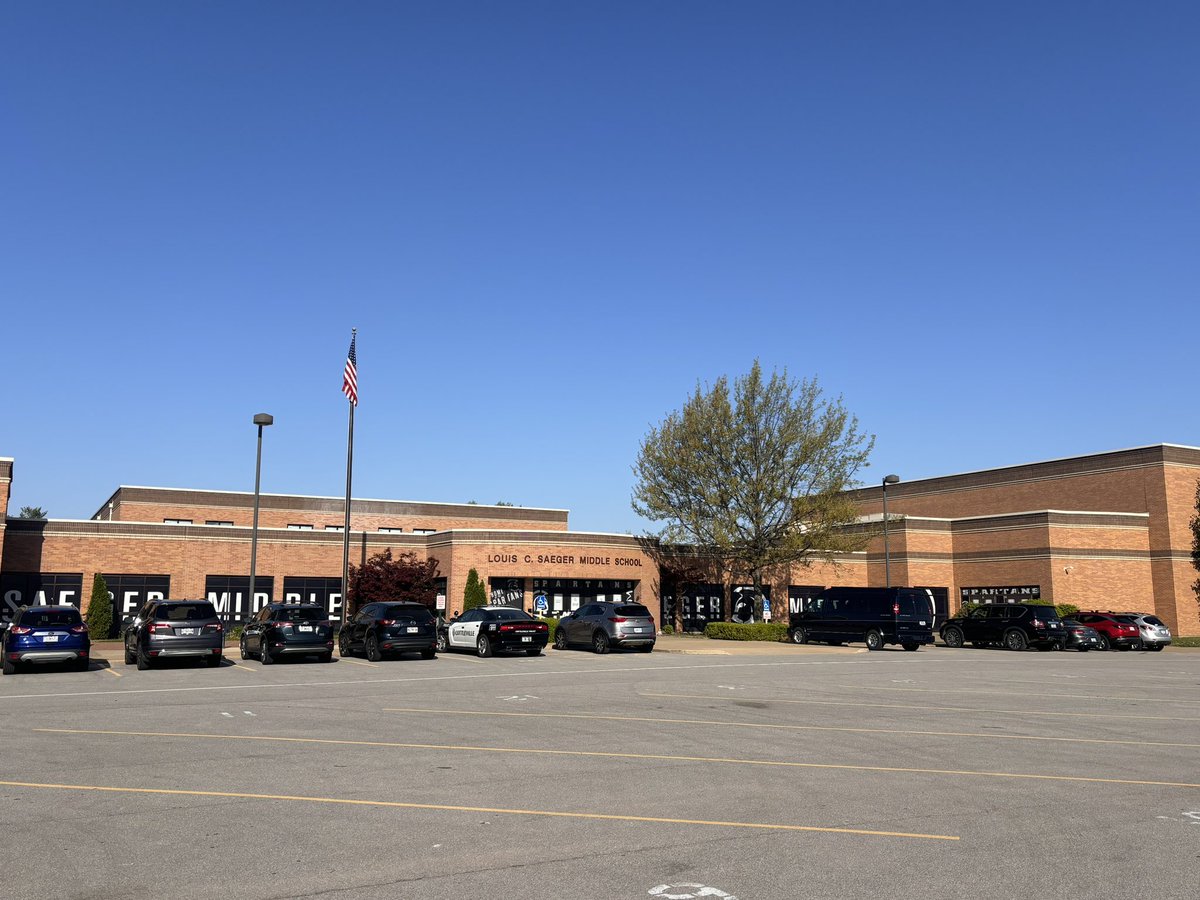 TedHiff's tweet photo. Owls it going in your neck of the woods? I visited Dr. @krobson15 at @SaegerMiddle! Dr. Robson is one of my #MOLA38 Leadership Academy OLE owls! Thank you for sharing the incredible academics at your school!  @MLDSLeaders  @FrancisHowell @CoachJohnson_SB @AshleyMairFHC https://t.co/PV4NnxU5S3