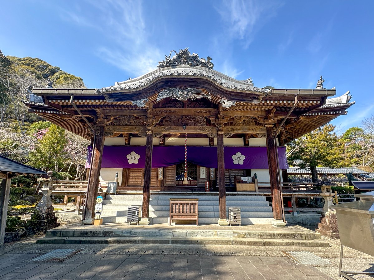 遂に辿り着いた延光寺の正門！参道を進むと、すぐに目に入るのが、大きな亀の石像です。しかも銅鐘を背負っているのです。亀の下には「延光寺銅鐘ノ由来」と称して、赤亀が竜宮より渡来して運ばれてきたという説明文が彫ってありました。#延光寺 
historyjp.com/article/44139/