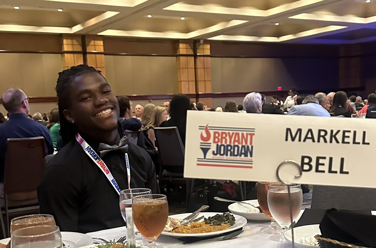 Coach_MikeVick's tweet photo. Another awesome night celebrating great kids from around the state. So proud of @MarkellBell7 and everything he has accomplished. @ThePelhamWayFB @ThePelhamWaySOC @ThePelhamWayPRN @ThePelhamWayAD https://t.co/f5eWEljQPA