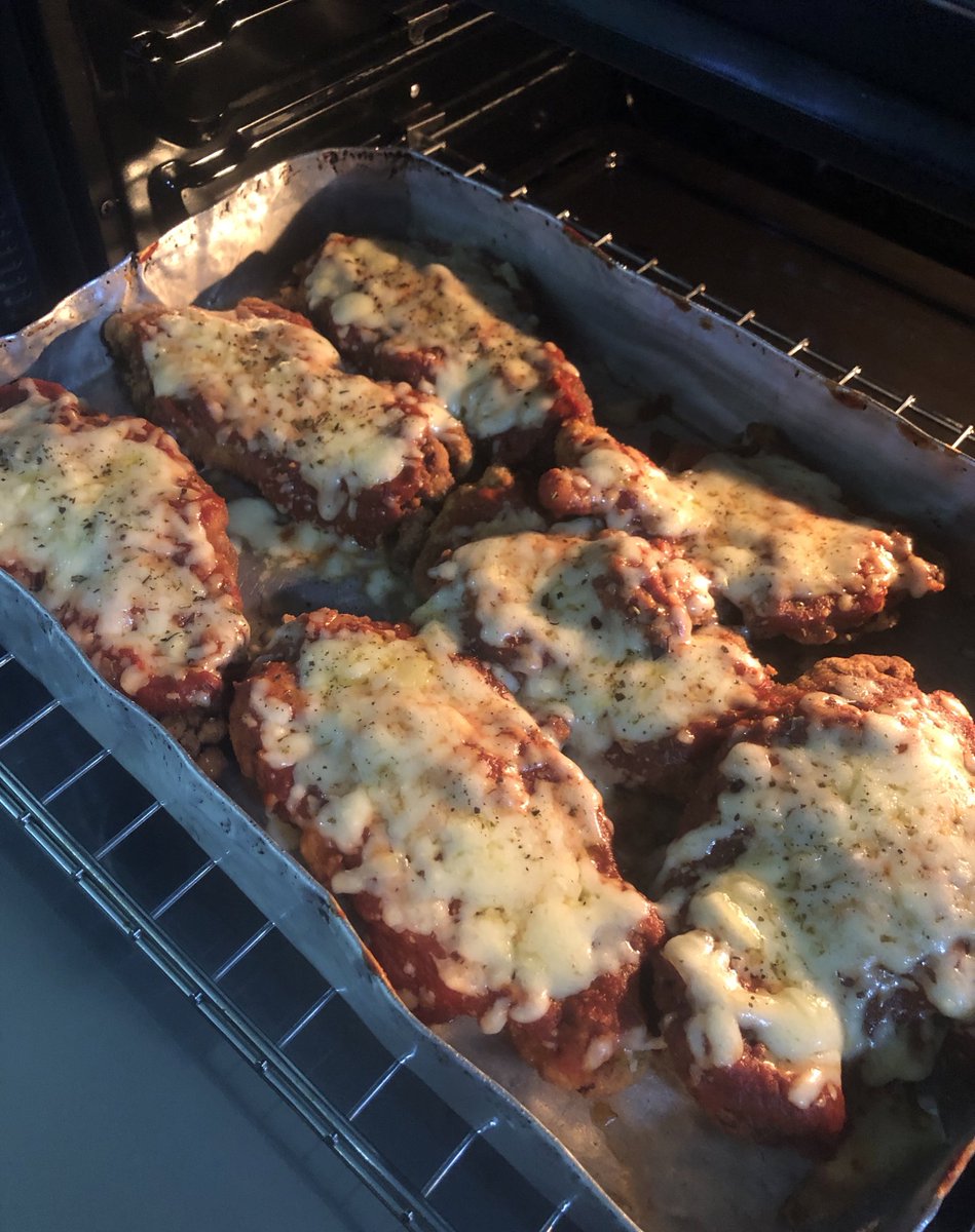 nickstudys's tweet photo. Receita do dia: parmegiana de frango 👩‍🍳🍗✨🥫 https://t.co/hbPQp9CLhJ