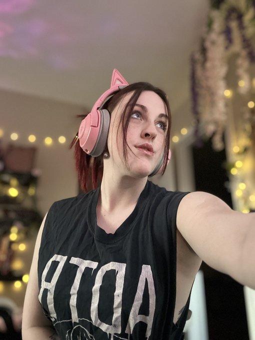 Would you let me game in your old band shirts? #adtr #alternative #redhead #gamergirl #pcgamer https://t<a href="/tag/redhead"class="tags"><span>#redhead</span></a><a href="/tag/gamergirl"class="tags"><span>#gamergirl</span></a><a href="/tag/alternative"class="tags"><span>#alternative</span></a><a href="/tag/adtr"class="tags"><span>#adtr</span></a><a href="/tag/pcgam"class="tags"><span>#pcgam</span></a>