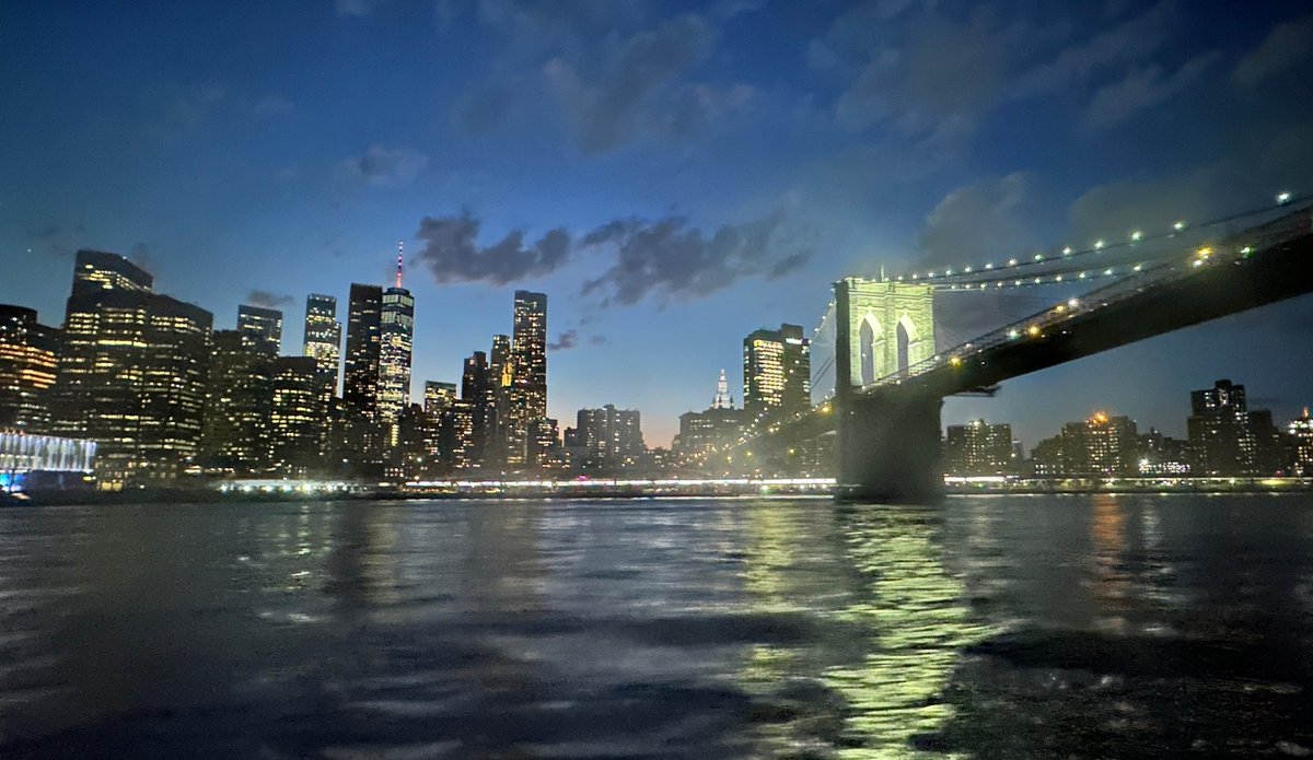 East River looking like a painting tonight. #eastriver #brooklynbridge #skyline #sunset #nyc @NYCferry