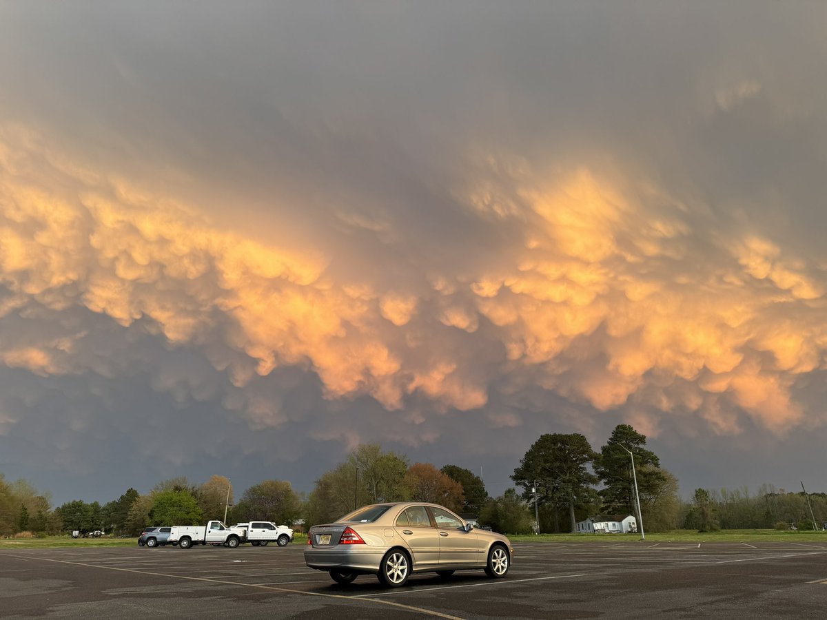 One of the best mammatus displays I’ve ever seen on the East Coast! This was just a few miles south of Salisbury, MD at sunset this evening. ⛈️😍 #MDwx @NWSWakefieldVA