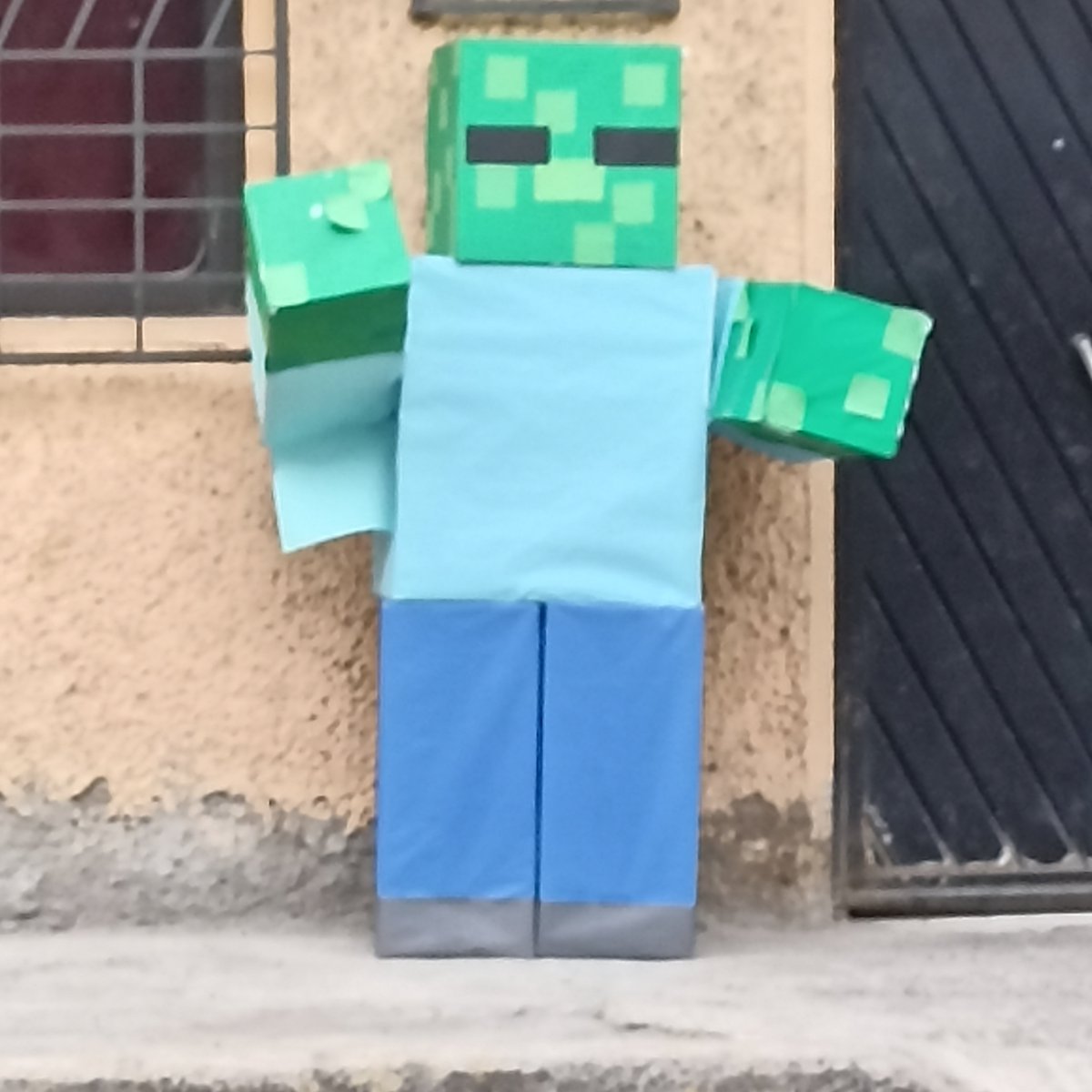 ILoboFe's tweet image. Hay un zombie afuera de la casa tengo miedo
