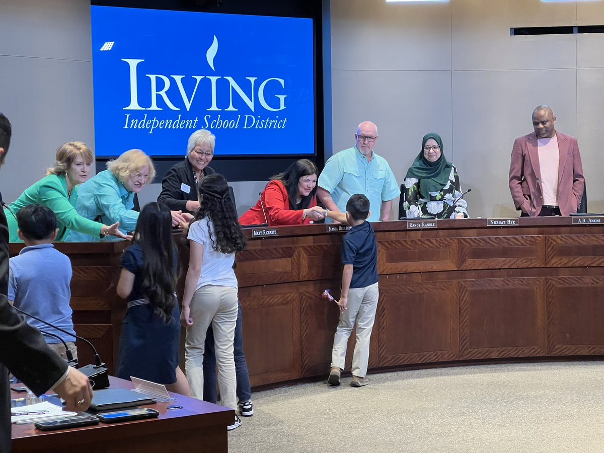 A round of applause👏 for these amazing @ASJohnston1 students who led the pledges at tonight's school board meeting! 🇺🇸