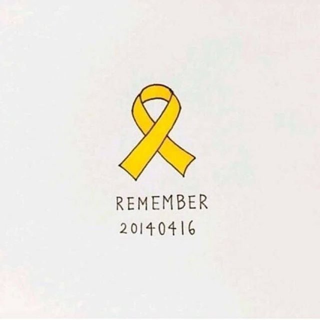 Sanhocho's tweet photo. 10년 20년 30년 후에도 기억하겠습니다. 
🎗️

#세월호10주기 #Remember0416 https://t.co/Y8sPi392Ju