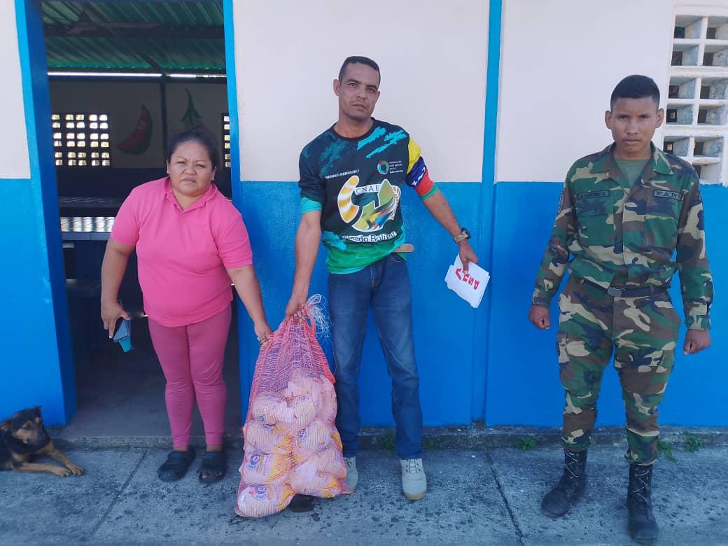 Estado Bolívar Iniciamos semana despachando alimentos Proteícos en las Escuela del Municipio, Pedro Padre Chein. A través del PAE. Gestión de @nicolasmaduro 💛💙❤💯🧑‍🍳👨‍🍳