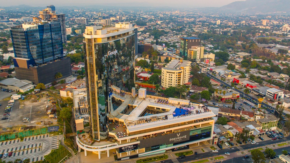 PresidenciaSV's tweet photo. “Este día estamos inaugurando las oficinas de @Google en El Salvador pero ya hemos empezado a trabajar desde antes, no hay ningún niño en el país que no esté trabajando con Google Classroom en el sistema educativo“, Presidente Electo @nayibbukele. https://t.co/UUEzRBMKFl