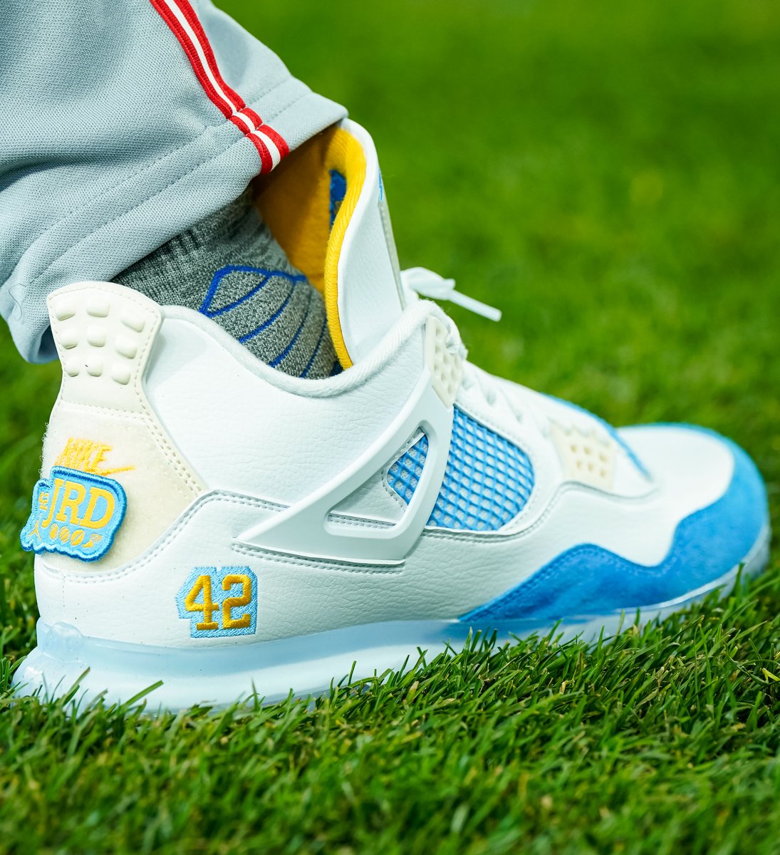Reds's tweet photo. Elly's rocking custom Jordan 4s for Jackie Robinson Day 😮‍💨 https://t.co/EkhSlzNSPU