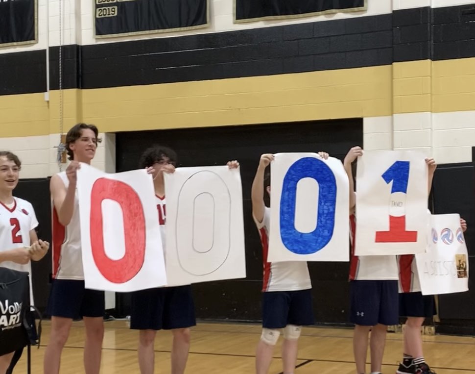 FrontierVB's tweet photo. MAKING HISTORY!
Jr Captain Tavo Vincent-Warner becomes the 1st setter in the Boys program to reach 1️⃣0️⃣0️⃣0️⃣ Assists. With a pass from Aleks &amp; a kill by Jack, Tavo is now in our record books.  Teammates did a great job making the signs. Sign deployment could use work! 0️⃣0️⃣0️⃣1️⃣ 🤣 https://t.co/sSfwe1emUr