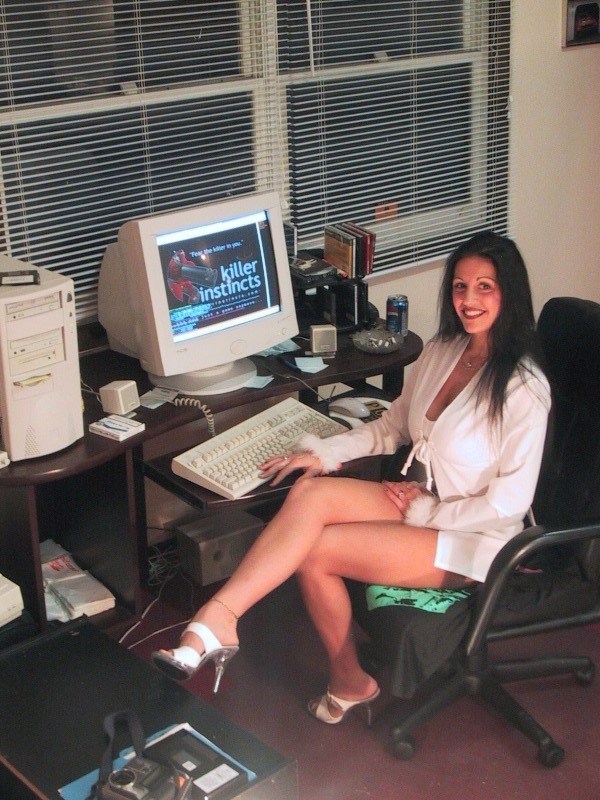 RobkReacts's tweet photo. here are some old school 90s lan pics from my quake days with .ki #KillerInstincts
my desktop looks uber eh?

any of you remember #quakecon > #stripcon in niagara falls?
Iam Smoked haha

😎 https://t.co/h3hbQx8QFW
