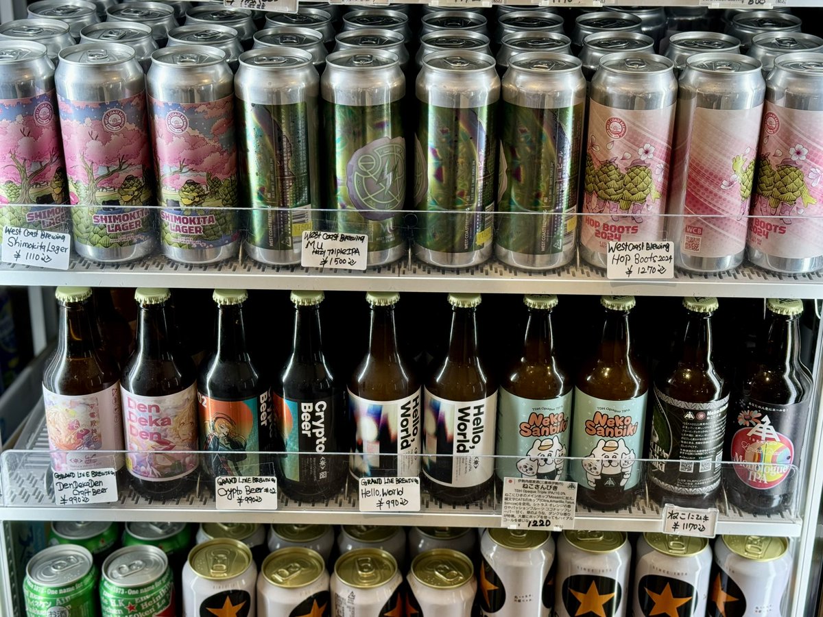 grandline_beer's tweet photo. “狂ったセブン”でおなじみの横浜ハンマーヘッドのセブンイレブンでGLBのビールが買えます！Hello,World、Crypto Beer#02、そして残りわずかとなってきたDenDekaDen Craft Beer🍺WCBやイセカドさんと一緒に連れて帰ってやってください🙏🏻 https://t.co/xkf6mlEMDy