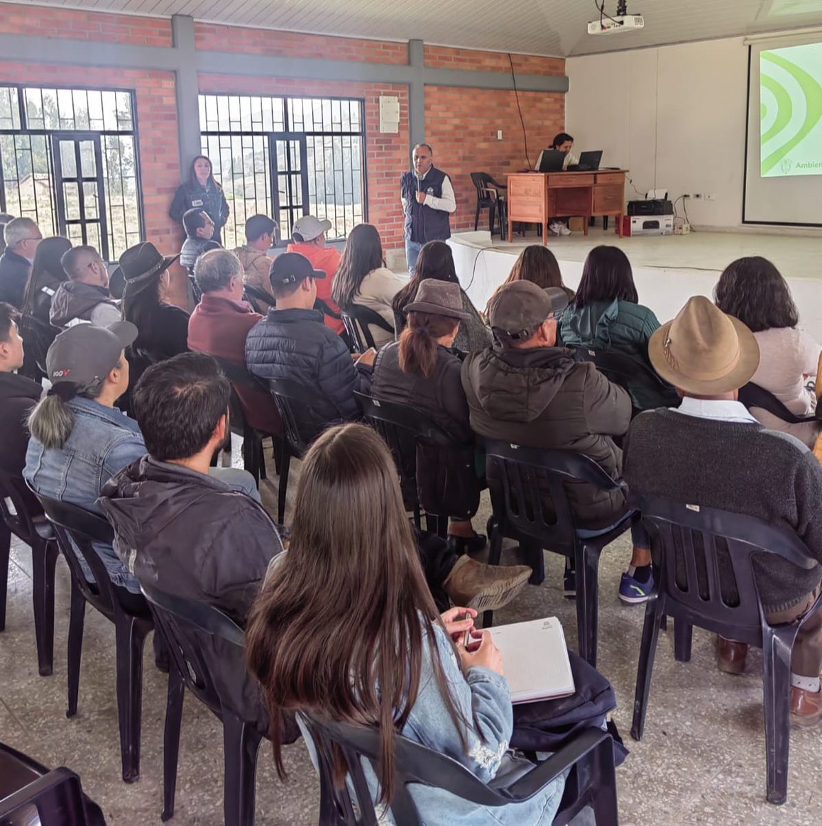 DefensoriaCol's tweet photo. Nuestra Regional #Boyacá acompañó el proceso participativo de delimitación del Páramo de Pisba, en fase de información al municipio de #Corrales, #Boyacá. Asistimos junto al @MinAmbienteCo, @PGN_COL, @ContraloriaGBoy y el @igacColombia. https://t.co/yEmiC7Khpp