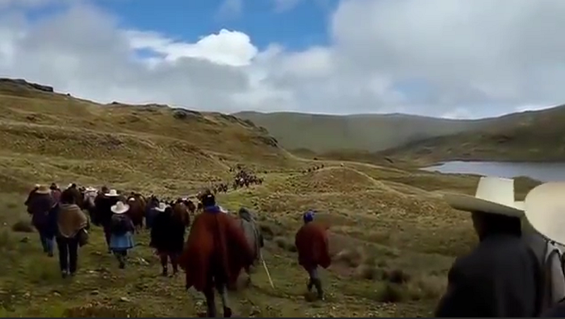 Servindi's tweet photo. 🇵🇪 #Cajamarca 𝗩𝗶𝗴𝗶𝗹𝗮𝗻 𝗹𝗮𝗴𝘂𝗻𝗮𝘀 𝗱𝗲 𝗖𝗼𝗻𝗴𝗮 𝗽𝗮𝗿𝗮 𝘀𝘂 𝗶𝗻𝘁𝗮𝗻𝗴𝗶𝗯𝗶𝗹𝗶𝗱𝗮𝗱 → https://t.co/t45Zhu9KnU
Más de 300 #Ronderos visitaron la laguna Azul en una acción de vigilancia territorial que se realizó el miércoles 10 de abril de 2024. https://t.co/0MAaLjiKPq