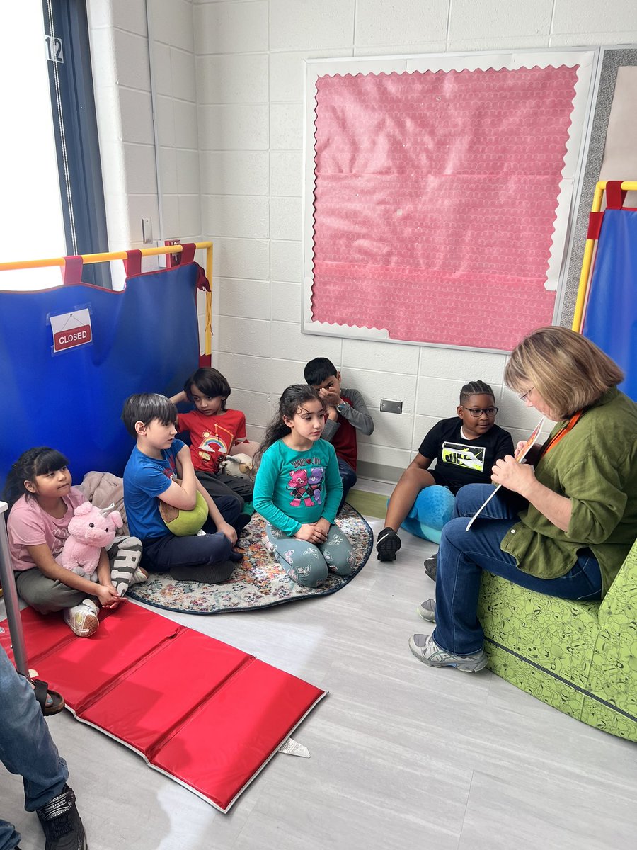 eochoaedu's tweet photo. We got a special visit from Children’s Author @LoriDegman today in 2nd grade! We did a read aloud to Cock-a-Doodle-Oops, and even got a personalized class copy. We were one lucky class today!!! 📚☺️❤️  Thank you again Lori for coming in! @ElemNorthD73 https://t.co/uvNusZb1Fm
