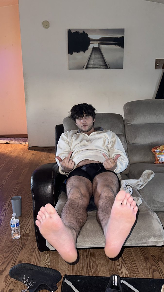 MasterCameron's tweet photo. You know what to do boys….Need Loyal F@GS…Who wants a taste of my manly stench.
#findom #feetworshi̇p #alphamale #paypiggieswanted https://t.co/Eve8oX1kQK