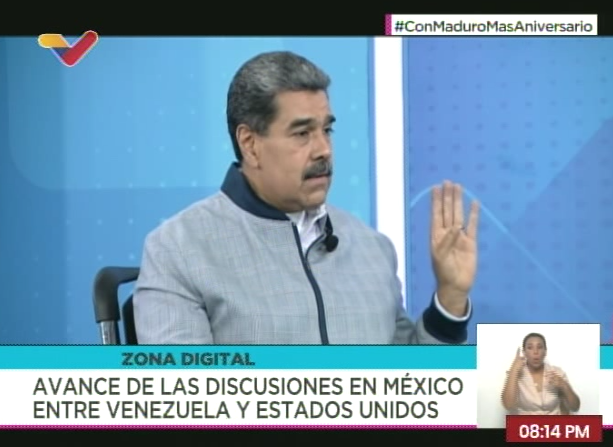 Maduro relata que Estados Unidos pidió hace un año conversaciones privadas y reservadas con Venezuela, las cuales se realizaron: seis reuniones en Qatar con los buenos oficios del Emir, y tres reuniones en Milán. Señala que Venezuela fue representada por Jorge Rodríguez, por