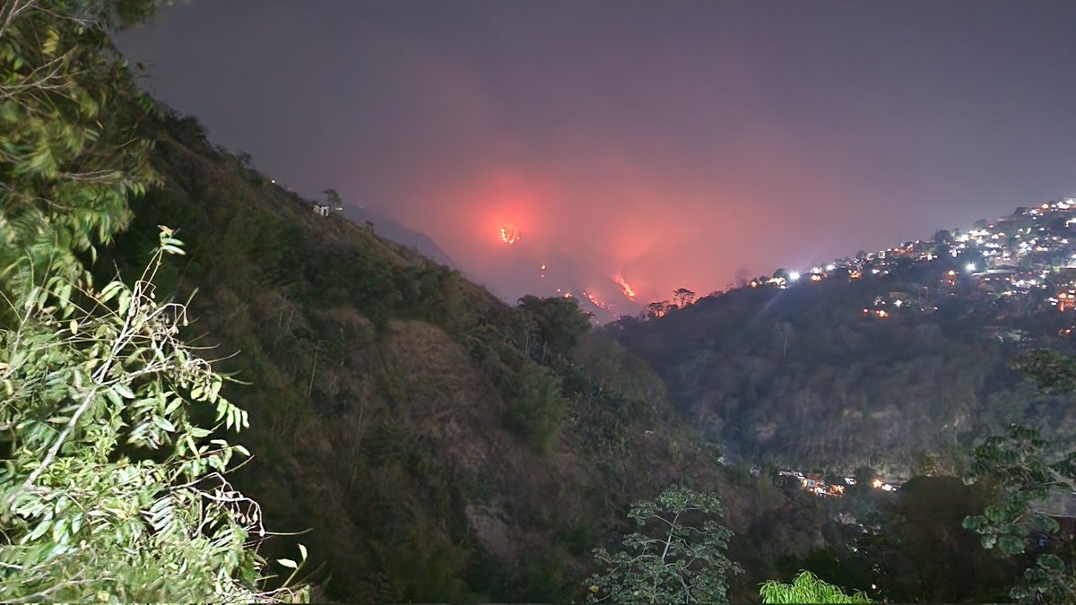 #15Abr 7:41 pm Así está una parte del Avila en este momento... El fuego consume la montaña. ¡Una metáfora de lo vivido! #apagones #Caracas vía @mirlamargarita