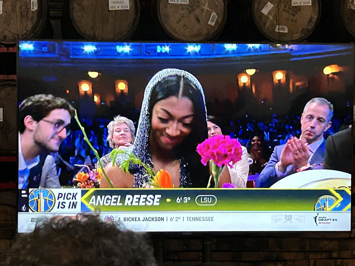 And the crowd goes wild 👏🏼👏🏼#WNBADraft Welcome to #skytown @Reese10Angel 👋🏼😀 @chicagosky