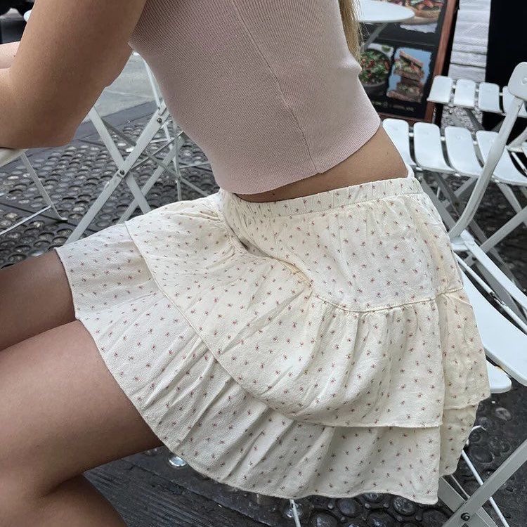 starsforetold's tweet photo. ⠀
       𓏲  davina⋆ ⨾   a  long  overdue proof of 
life. bonus — not pictured, my boyfriend 
behind the lens. 

⠀ ⠀ https://t.co/Xw9ONaDzVF