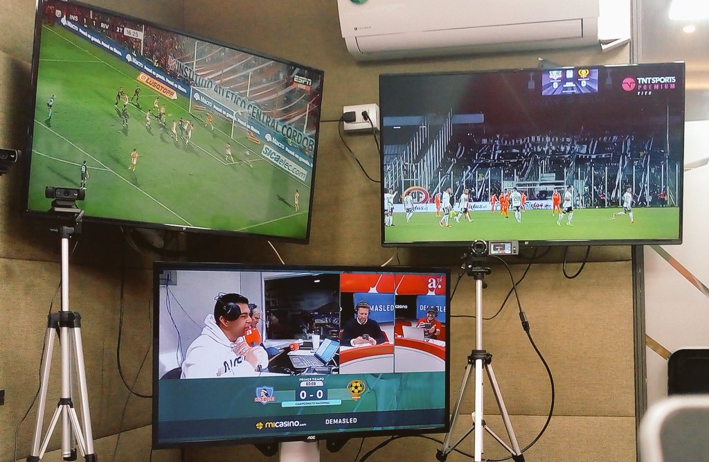 GarciaPeriodis1's tweet photo. En juego en Macul. Pleito 97 por torneos nacionales entre Colo Colo y Cobreloa. Equilibrio absoluto: 34-28-34, con 136 goles albos por 132 del forastero.
Relata: @Marcelo_Kalu 🎙️
Comenta: #JCGuarello y #PanchoSagredo
Cancha: #TomateAlvarado y #HugoVergara
#Deportes921 ✔️💯⚽ https://t.co/p9hztmYsoB