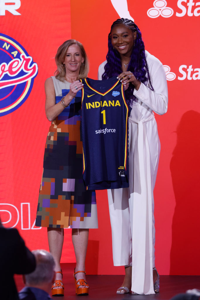 The Indiana Fever select Caitlin Clark with the 1st pick in the 2024 WNBA Draft. She will pair with 2023 No. 1 pick Aliyah Boston. The Fever are the 3rd team to have the top pick in consecutive seasons. All of the previous instances all won titles with their team