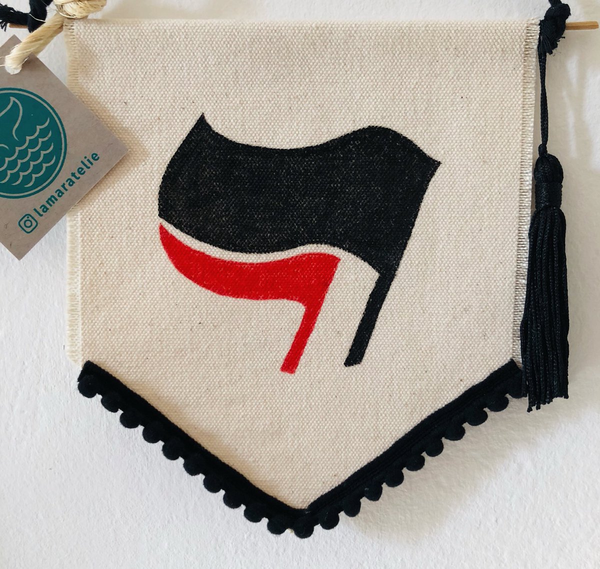 AmandaMaciel's tweet photo. 🏴❤️🔥
•
#flamulasdecorativas #flamulapersonalizada #bandeirolas #bandeirolapersonalizada #decoraçãodeinteriores #antifa #antifascistas #bandeiraantifascista #bandeira #desenho #arte #atelie #posca #compredequemfaz #compredopequeno #elo7 #shopee #lamar #lamaratelie https://t.co/ER6M7qpQjC
